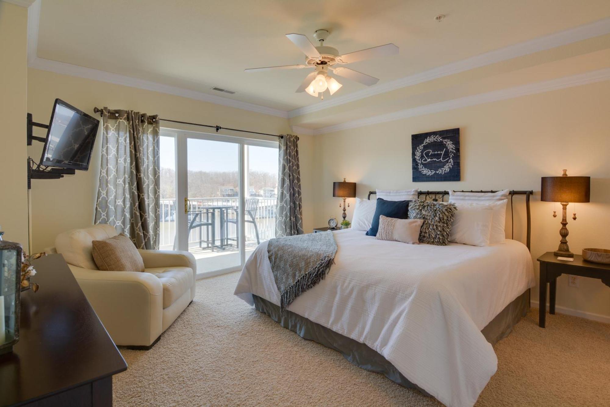 Lakefront Osage Beach Condo With Pool And Water Views! Exterior photo